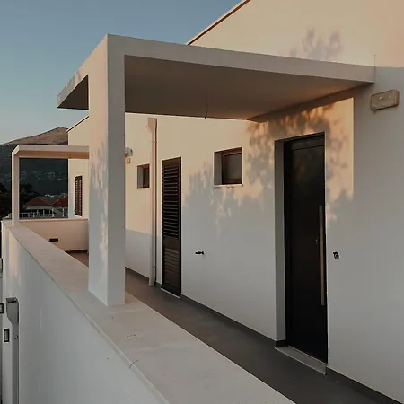 Dawn & Dusk - Modern Two Bedroom Apartment With Mountain Views Čilipi Exterior foto