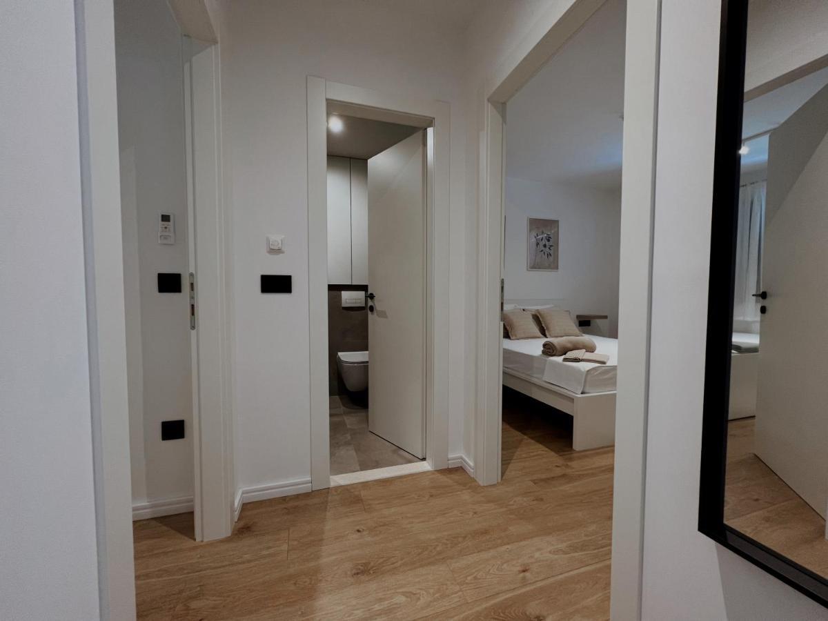 Dawn & Dusk - Modern Two Bedroom With Mountain Views Apartment