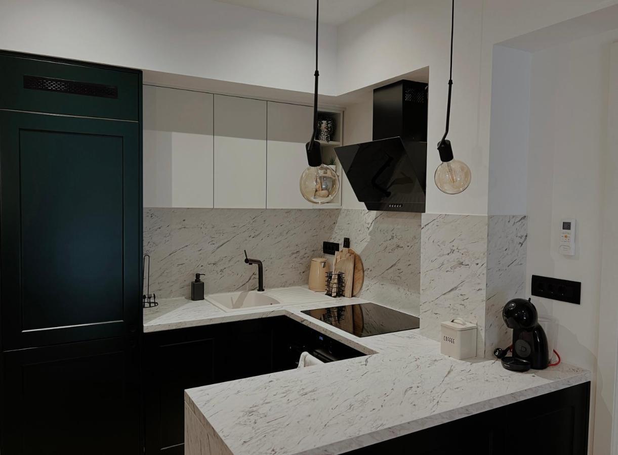 Dawn & Dusk - Modern Two Bedroom With Mountain Views Apartment *