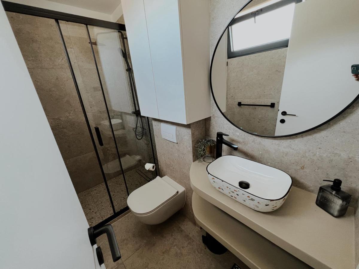 Dawn & Dusk - Modern Two Bedroom With Mountain Views Apartment