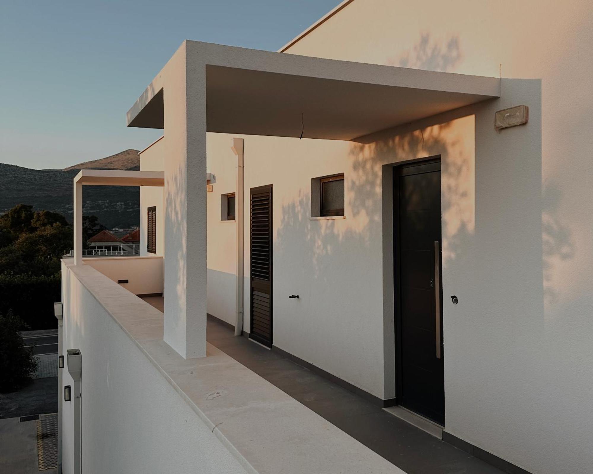 Dawn & Dusk - Modern Two Bedroom With Mountain Views Apartman