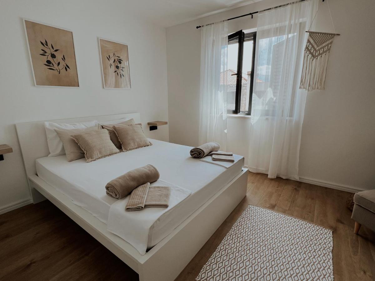 Dawn & Dusk - Modern Two Bedroom With Mountain Views *